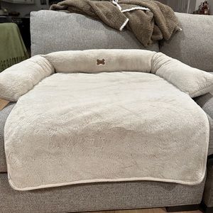 UGG - Cozy Dog Bolster Bed
